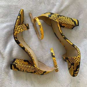 Yellow snake print Aldo block heels 💛